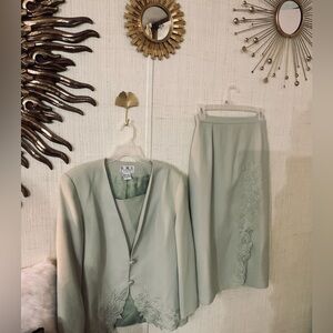 GMI Women Floral Design  Skirt Suit Size 18W Light Sage Green  C2